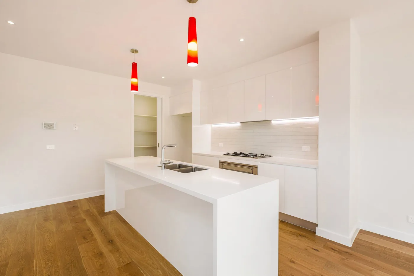 Feature pendant lighting in townhouse kitchen — Nicon Built