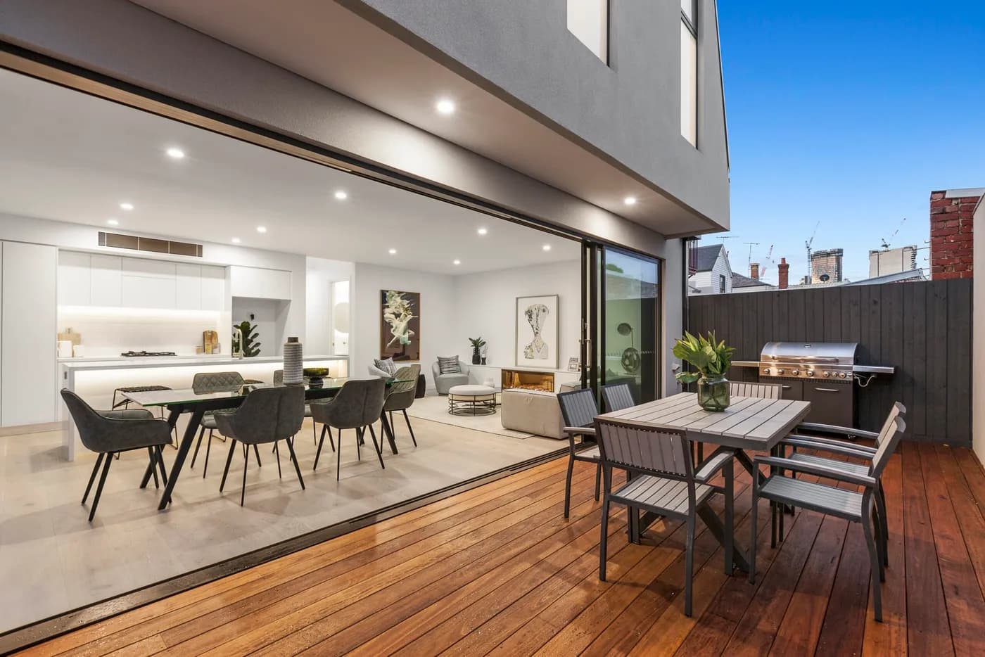 Indoor-outdoor extension with fireplace — Nicon Built