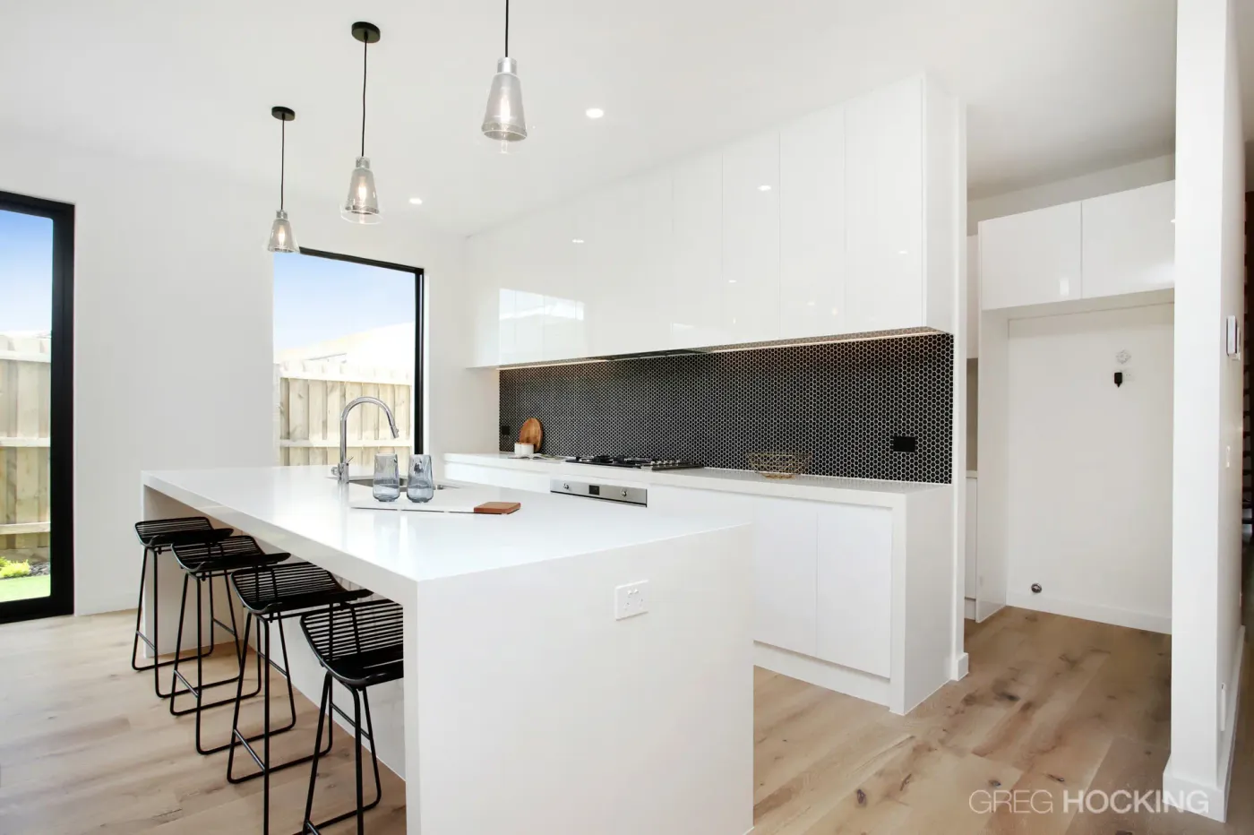 Modern white kitchen with hexagonal splashback — Nicon Built